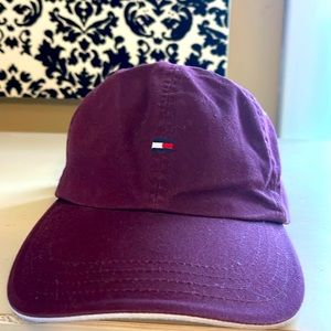 Tommy Hilfiger Vintage leather strap adjustable hat in burgundy! Great find!